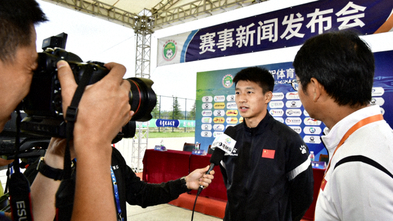 体育新闻发布现场记者拍摄与赛事采访画面